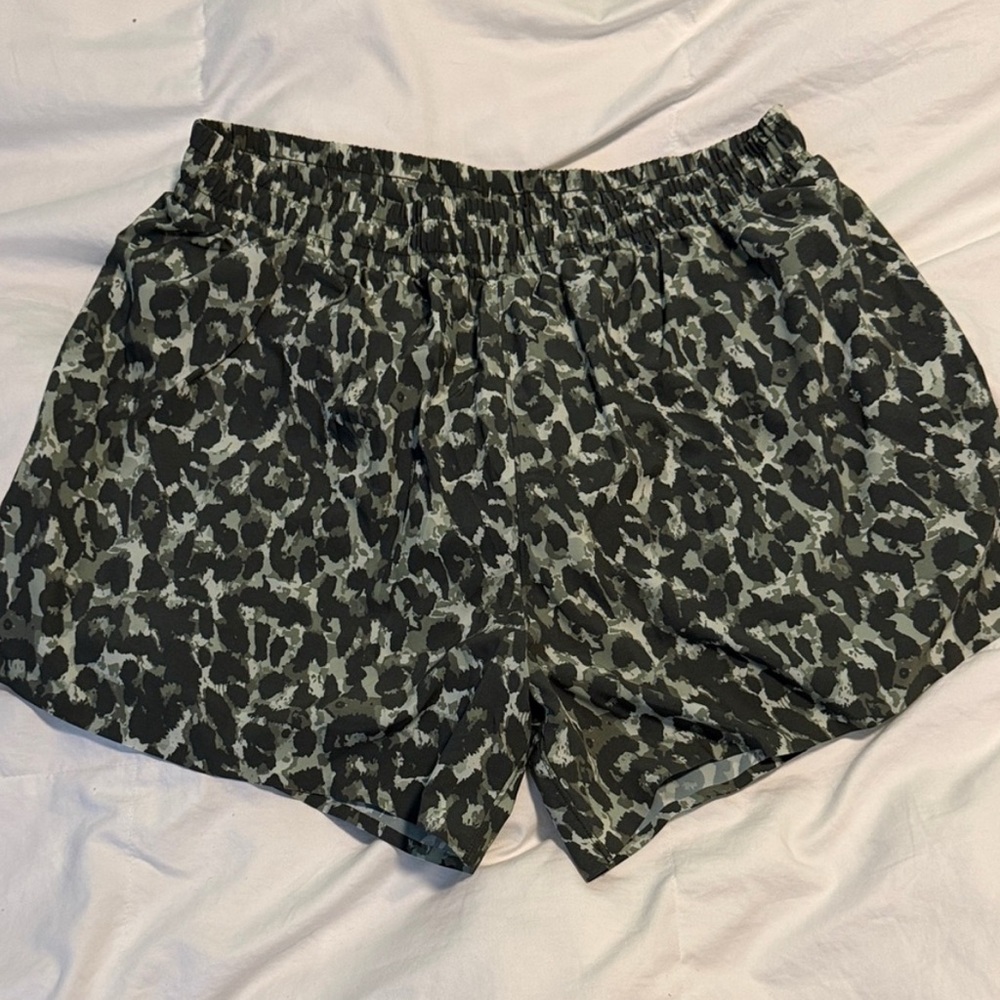 Vitality 5” Lined Leopard Shorts - L